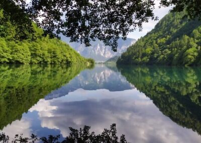 Il Lago di Levico visto dalla riva del Bosco Barucchelli