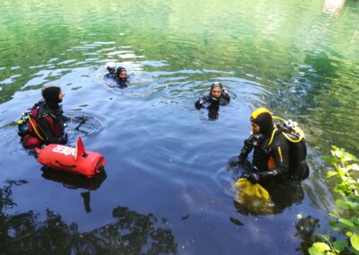 Sommozzatori volontari durante la pulizia del Lago di Levico nel 2018