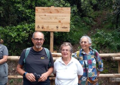 Volontari davanti al cartello della piantumazione dei lecci sul Monte Brione, 2024