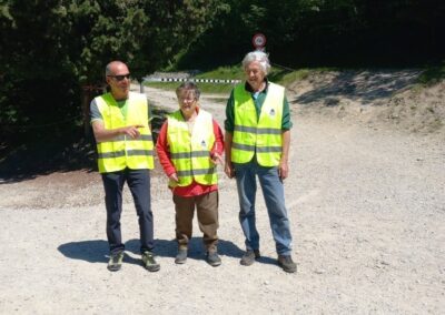 Tre volontari del presidio alla Batteria di Mezzo sul Monte Brione, durante il Bike Festival 2026