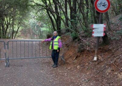 Una volontaria al punto presidiato sul sentiero del Monte Brione, maggio 2023