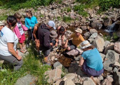 Un gruppo chino sui sassi del torrente durante un'uscita in Valtrigona