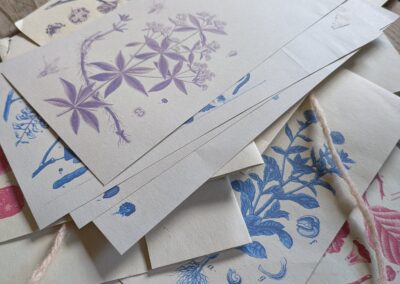 Stampe botaniche realizzate con i colori naturali durante un laboratorio in Valtrigona