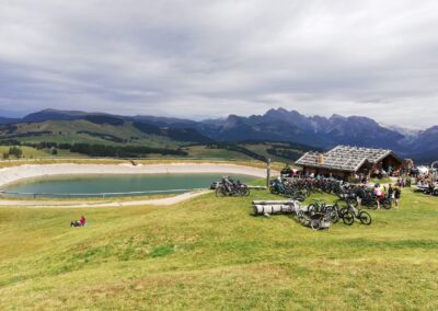 Un bacino per l'innevamento artificiale accanto a un rifugio sull'Alpe di Siusi