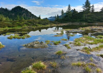 Laghetto alpino in Valtrigona con il cielo e le cime riflessi
